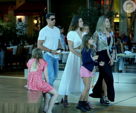 Cauã Reymond passeia com Mariana Goldfarb, Sofia e a sogra, Valéria Esteves