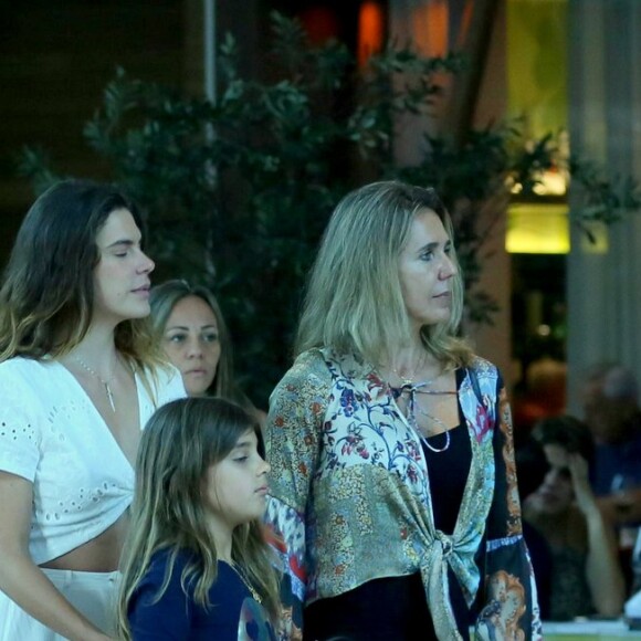 Cauã Reymond passeia com Mariana Goldfarb, Sofia e a sogra, Valéria Esteves