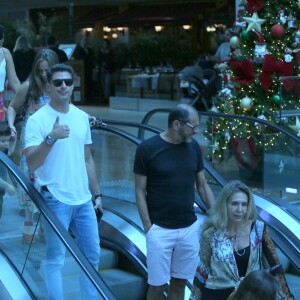 Cauã Reymond acena para fotógrafo em shopping