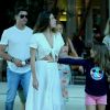 Cauã Reymond passeia com a filha, Sofia, e a mulher, Mariana Goldfarb, em shopping do Rio de Janeiro, em 1º de dezembro de 2019