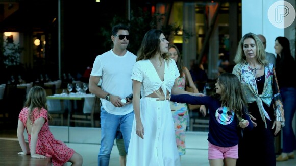 Cauã Reymond passeia com a filha, Sofia, e a mulher, Mariana Goldfarb, em shopping do Rio de Janeiro, em 1º de dezembro de 2019