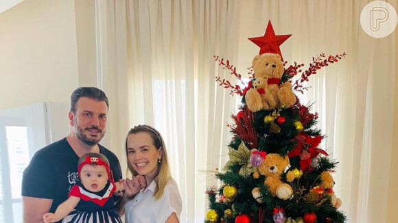 Filha de Thame Mariôto roubou a cena em foto com os pais ao lado da árvore de Natal: 'Estrelinha linda'