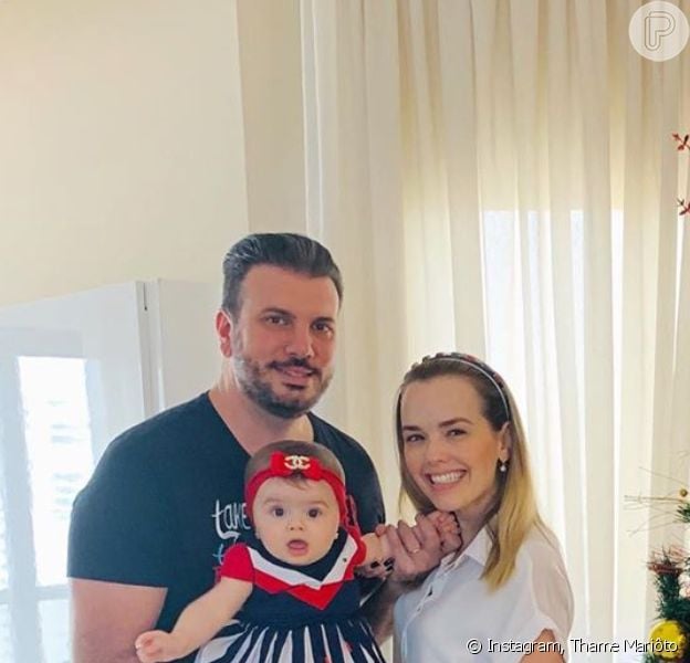 Filha De Thaeme Mariôto Liz Rouba A Cena Em Foto De Natal Com Os Pais Estrelinha Linda 8039