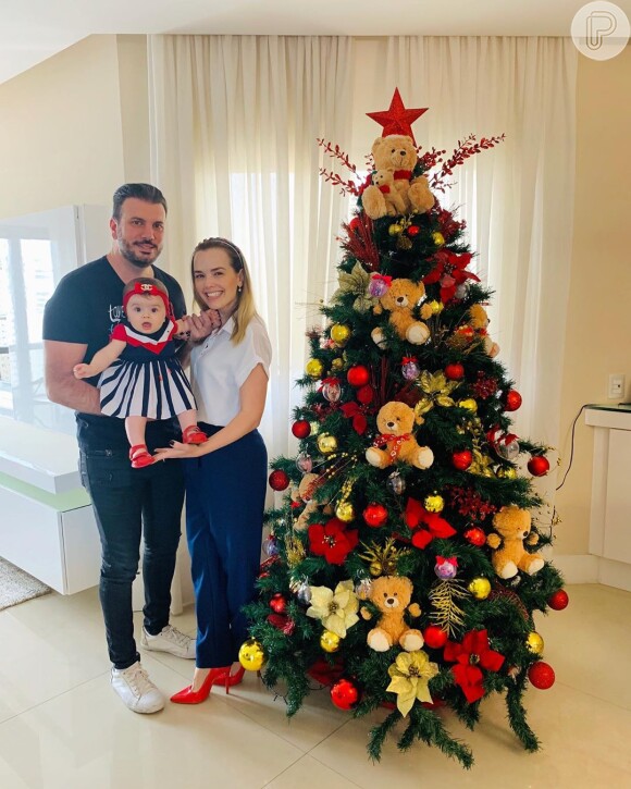 Thame Mariôto compartilhou foto ao lado do marido, Fabio da Lua, e da filha, Liz, após decorar sua casa para o Natal