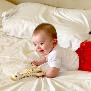 Filha de Thame Mariôto, Liz já está aprenendo a engatinhar