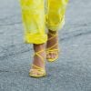 Tendência de moda: sandália amarela com amarração no tornozelo é aposta fashion para verão 2020