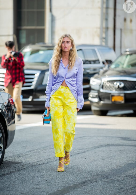Tendência de moda: sandália amarela com amarração no tornozelo é aposta fashion para verão 2020