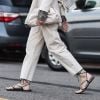 Sapato da moda 2020: sandália rasteirinha com amarração é ideal para deixar o office look mais leve no verão
