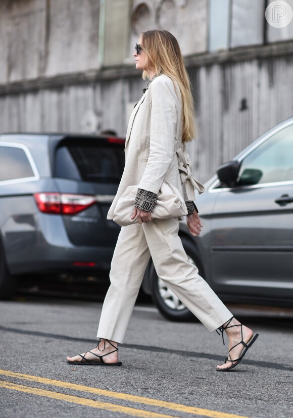 Sapato da moda 2020: sandália rasteirinha com amarração é ideal para deixar o office look mais leve no verão