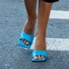 Sapato da moda 2020: sandália colorida de bico quadrado é aposta fashionista para a estação mais quente do ano