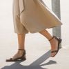 Sapato da moda 2020: sandália rasteira (ou flat) deixa os pés à mostra e vira queridinha entre fashionistas no verão