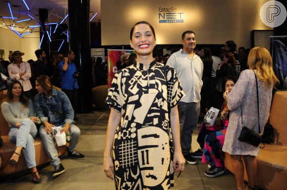 Camila Pintaga esbanja estilo com chemise de estampa geométrica