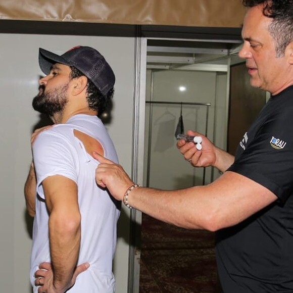 Luciano Camargo é picado por abelha em show em publicação no Instagram nesta terça-feira, dia 03 de dezembro de 2019