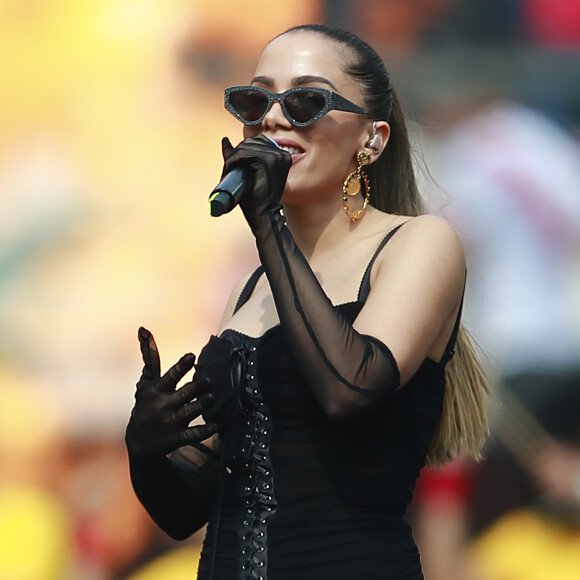 Anitta também apostou no preto para cantar na final da Libertadores