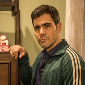 Na novela 'Amor de Mãe', Magno (Juliano Cazarré) tenta convencer a mãe, Lurdes (Regina Casé), a fazer DNA de Sandro/Domênico (Humberto Carrão)