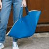 Moda azul 2020: bolsa no tom Classic blue funciona superbem para 'quebrar' o look all jeans