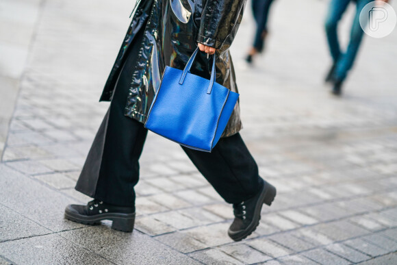 Bolsa na moda 2020: o modelo na cor Classic Blue da Pantone é aposta certeira para 'quebrar' a seriedade do look total black