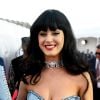 Katy Perry mostra irreverência ao escolher um look todo em jeans para atravessar o tapete vermelho do Video Music Award 2014
