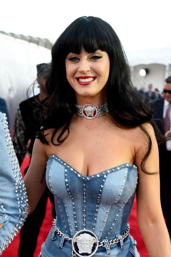 Katy Perry mostra irreverência ao escolher um look todo em jeans para atravessar o tapete vermelho do Video Music Award 2014