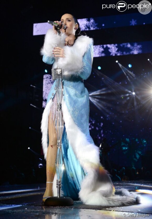 Katy Perry não fica para trás ao usar figurinos exóticos e chamativos em seus shows