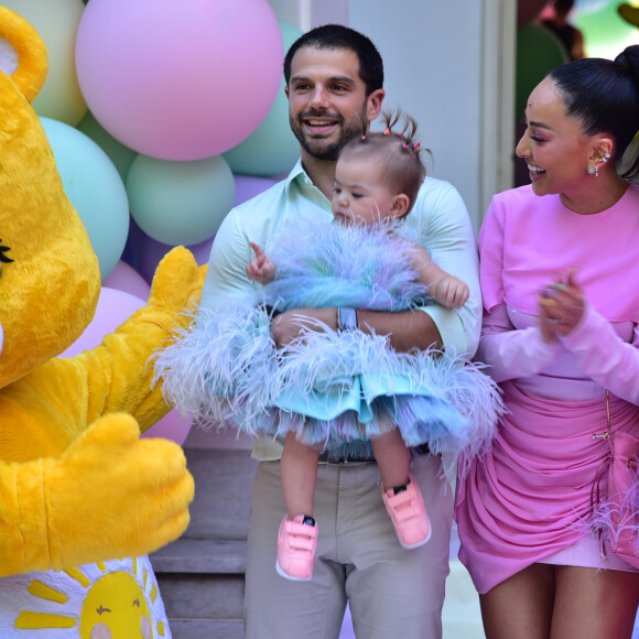 Sabrina Sato escolheu vestido de plumas para Zoe em seu aniversário de 1 ano