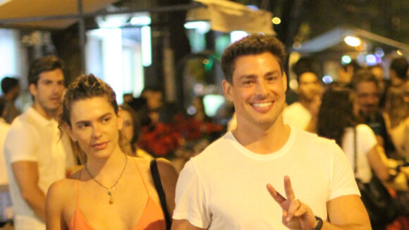 Cauã Reymond atende fãs e posa para fotos depois de jantar com Mariana Goldfarb