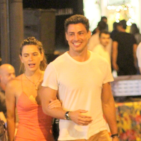 Cauã Reymond contou que a filha, Sofia, de 7 anos, palpita nos looks que ele usa: 'Às vezes a bermuda de surf fica muito caída e acaba aparecendo o cofrinho, ela olhou e falou 'se ajeita aí'. Achei divertido'