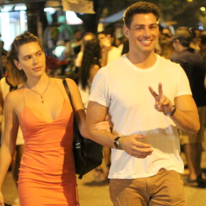 Cauã Reymond acenou para fotógrafo após jantar com a mulher, Mariana Goldfarb