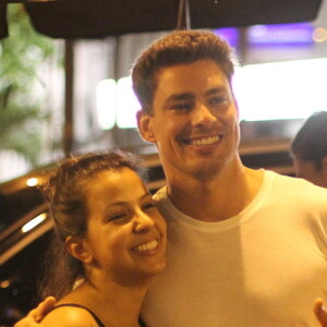 Cauã Reymond esbanjou simpatia ao atender fãs em rua do Leblon, Zona Sul do Rio de Janeiro