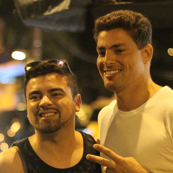 Cauã Reymond posou para fotos com fãs após jantar com a mulher, Mariana Goldfarb