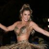 Lívia Andrade apostou em saia com franjas para sambar no ensaio de rua da Paraíso do Tuiuti para o carnaval 2020