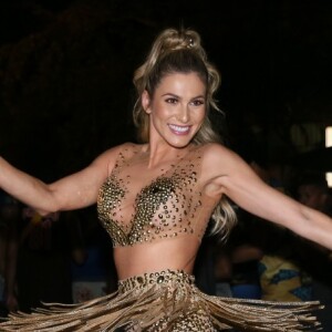 Lívia Andrade apostou em saia com franjas para sambar no ensaio de rua da Paraíso do Tuiuti para o carnaval 2020