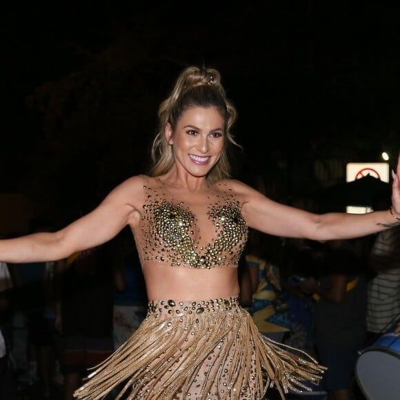 Lívia Andrade arrasou no samba em ensaio de rua da Paraíso do Tuiuti para o carnaval 2020, nesta segunda-feira, 9 de dezembro de 2019