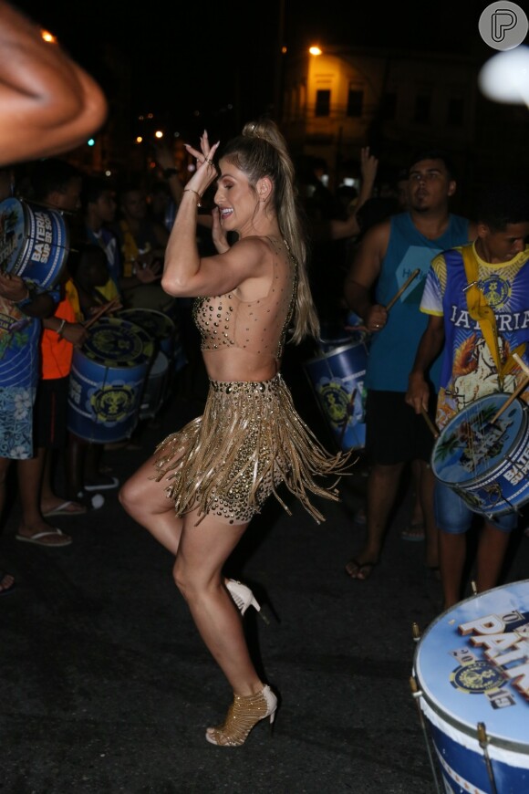 Lívia Andrade mostrou samba no pé durante ensaio de rua da Paraíso do Tuiuti para o carnaval 2020, nesta segunda-feira, 9 de dezembro de 2019