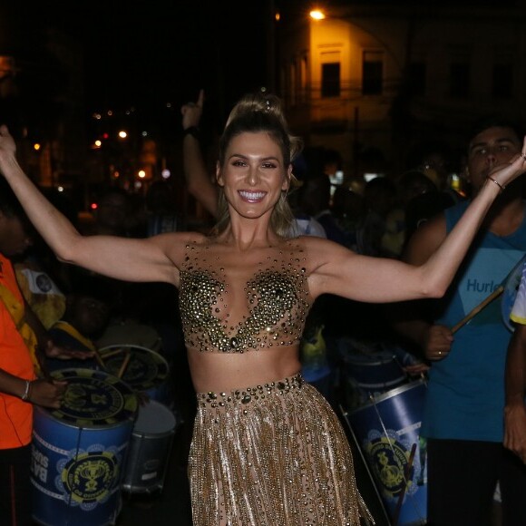 Lívia Andrade interagiu com componentes da bateria da Paraíso do Tuiuti durante ensaio de rua