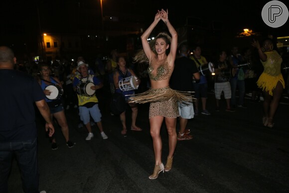 Lívia Andrade mostrou samba no pé durante ensaio de rua da Paraíso do Tuiuti para o carnaval 2020