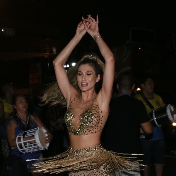 Lívia Andrade mostrou samba no pé durante ensaio de rua da Paraíso do Tuiuti para o carnaval 2020
