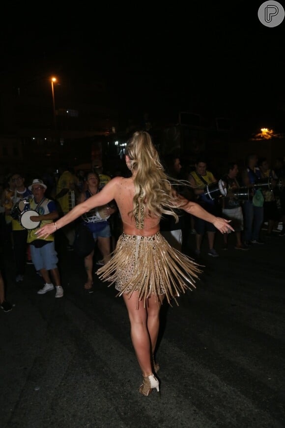 Lívia Andrade deixou as costas à mostra em ensaio de rua da Paraíso do Tuiuti para o carnaval 2020