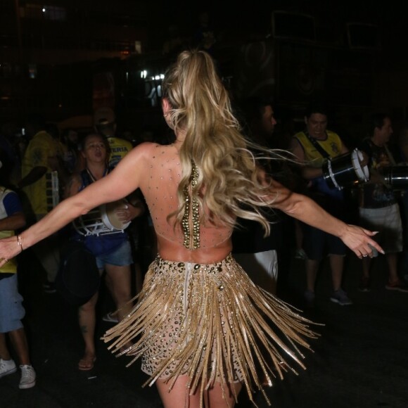 Lívia Andrade deixou as costas à mostra em ensaio de rua da Paraíso do Tuiuti para o carnaval 2020