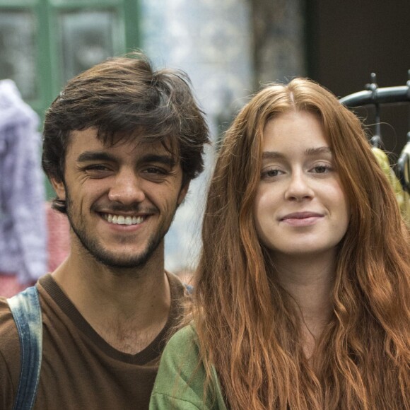 Eliza (Marina Ruy Barbosa) citou o Jonatas (Felipe Simas) ao surgir em 'Bom Sucesso': 'Tô casada com o Jonatas há três anos. Ele tá assistindo. Um beijo, meu sapo...'