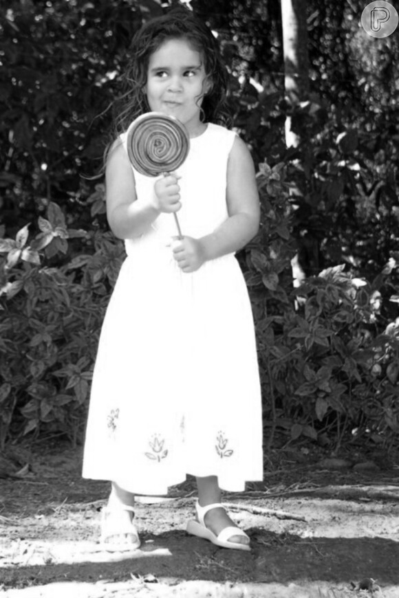 Lívian posa com um pirulito gigante aos 5 anos de idade