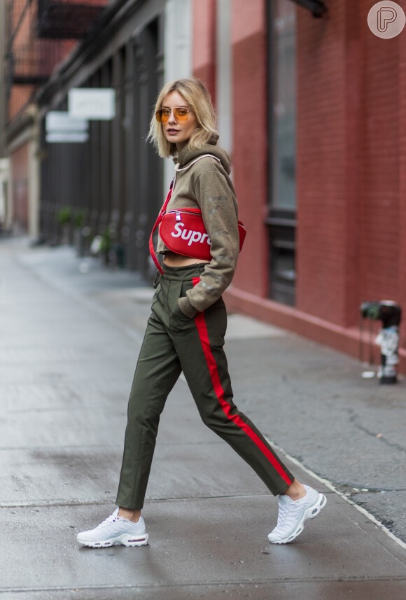 Moda streetwear: calça jogger com listra lateral, moletom e tênis branco são trio desejo para montar um look fashionista seguindo o estilo em alta para 2020