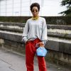 Moda streetwear: o tradicional moletom cinza pode ser combinado a calça, bolsa e colar coloridos para deixar o visual mais interessante