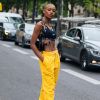 Moda streetwear 2020: calça jogger amarela faz dupla com top esportivo em look fashionista. Para arrematar, bota de salto com cadarço é uma opção
