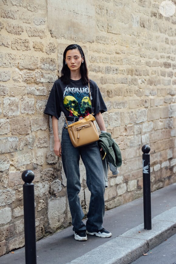 Moda streetwear 2020: a camiseta de banda oversized pode ser ajustada com cinto largo de fivela no look