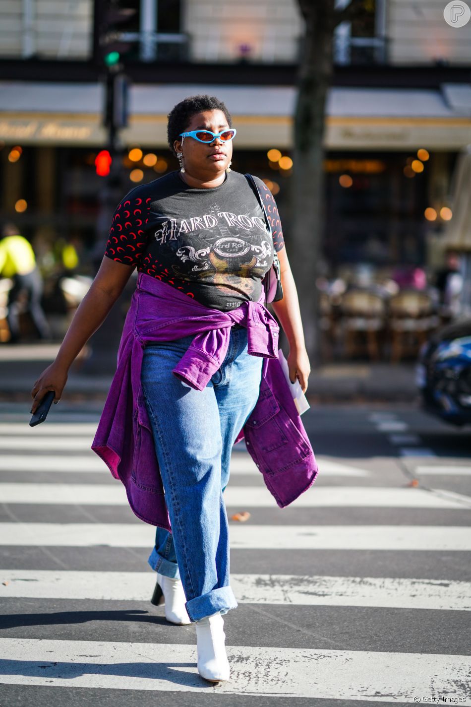 calça jeans e blusa amarrada na cintura