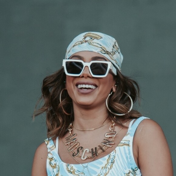 Anitta acabou sentindo nos pés a consequência de dançar com um amigo que não entendia muito de forró