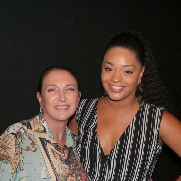 Juliana Alves posa abraçada com Débora Olivieri na exibição do filme 'Pacificado' no Estação Net Botafogo, na zona Sul do Rio de Janeiro, nesta quarta-feira, 11 de dezembro de 2019