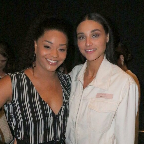 Débora Nascimento e Juliana Alves posam abraçadas após filme 'Pacificado' no Estação Net Botafogo, na zona Sul do Rio de Janeiro, nesta quarta-feira, 11 de dezembro de 2019