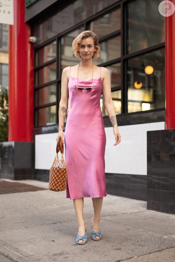 Vestido na moda 2020: o slip dress é um dos principais modelos que vêm à mente na estação quando o assunto é look para o verão